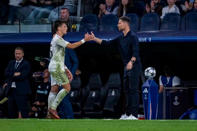 Real Madrid CF vs Juventus FC - UEFA Champions League 2025 26 League Phase MD3 Arda Guler of Real Madrid (L) greets Xabi Alonso (R), head coach of Real Madrid, during the UEFA Champions League 2025 26 League Phase MD3 match between Real Madrid C.F. and Juventus at Estadio Santiago Bernabeu on October 22, 2025 in Madrid, Spain. Madrid Estadio Santiago Bernabeu Madrid Spain Copyright: xAlbertoxGardinx AGardin_20251022_Foot_Cham_ReaMad_Juv_0799