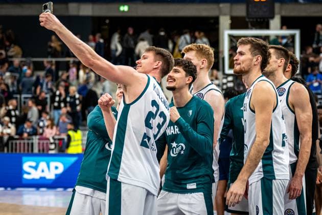 Jubel nach dem Sieg von Maksymilian Wilczek (32; Legia Warszawa), Michal Kolenda (23; Legia Warszawa) und Shane Hunter (40; Legia Warszawa) Basketball Champions League: MLP Academics Heidelberg – Legia Warszawa, 22.10.2025 at SNP-Dome, Heidelberg. Basketball Champions League: MLP Academics Heidelberg – Legia Warszawa, 22.10.2025 at SNP-Dome, Heidelberg. Baden-Württemberg Deutschland Copyright: xBEAUTIFULxSPORTS Gelhardtx