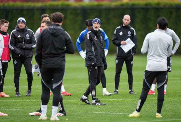 October 22, 2025, Vancouver, Bc, CANADA: Vancouver Whitecaps head coach Jesper Sorensen, centre, talks to players and staff during MLS, Fussball Herren, USA soccer practice, in Vancouver, on Wednesday, Oct. 22, 2025. The Whitecaps will start their post-season run Sunday when they begin a best-of-three first-round series against FC Dallas in Vancouver. Canada News - October 22, 2025  - ZUMAc35_ 20251022_zaf_c35_049 Copyright: xDarrylxDyckx