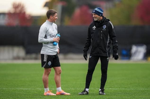October 22, 2025, Vancouver, Bc, CANADA: Vancouver Whitecaps head coach Jesper Sorensen, right, talks with Ryan Gauld during MLS, Fussball Herren, USA soccer practice, in Vancouver, on Wednesday, Oct. 22, 2025. The Whitecaps will start their post-season run Sunday when they begin a best-of-three first-round series against FC Dallas in Vancouver. Canada News - October 22, 2025  - ZUMAc35_ 20251022_zaf_c35_051 Copyright: xDarrylxDyckx