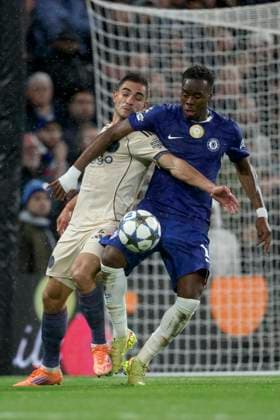 Chelsea FC v AFC Ajax - UEFA Champions League 2025 26 League Phase MD3 Lucas Rosa of Ajax and Jamie Gittens of Chelsea challenge during the UEFA Champions League 2025 26 League Phase MD3 match between Chelsea FC and AFC Ajax at Stamford Bridge on October 22, 2025 in London, England. London Stamford Bridge England United Kingdom Copyright: xNealxSimpson Sportsphoto APLx 14139487