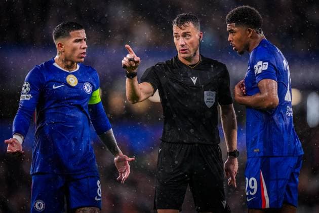 LONDON , 22-10-2025 , Stamford Bridge , season 2025 2026 , UEFA Champions League football , League phase Matchday 3 , match between Chelsea and Ajax , picture shows Chelsea player Enzo Fernandez , Referee Felix Zwaye and Chelsea player Wesley Fofana Chelsea - Ajax  x31647508x Copyright: