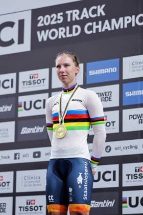 2025 Tissot UCI Track World Championships Picture by Alex Whitehead SWpix.com - 22 10 2025 - Cycling - 2025 Tissot UCI Track World Championships - Velodromo PenalolÃ n, Santiago, Chile - Women™s scratch Podium - Lorena Wiebes (Netherlands) receiving the Gold Medal to become World Champion Copyright: x xSWpix.comx(t axPhotographyxHubxLtd)xAlexxWhitehead SWpix.comx SWP-3030-10544