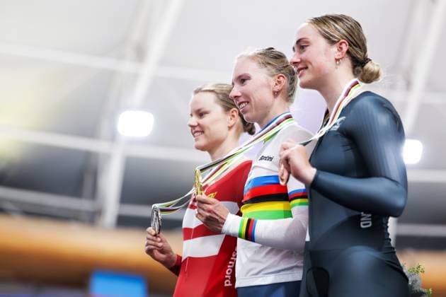 2025 Tissot UCI Track World Championships Picture by Alex Whitehead SWpix.com - 22 10 2025 - Cycling - 2025 Tissot UCI Track World Championships - Velodromo PenalolÃ n, Santiago, Chile - Women™s scratch Podium - Lorena Wiebes (Netherlands) receiving the Gold Medal to become World Champion, Amalie Dideriksen (Denmark) receiving the Silver Medal and Prudence Fowler (New Zealand) receiving the Bronze Medal Copyright: x xSWpix.comx(t axPhotographyxHubxLtd)xAlexxWhitehead SWpix.comx SWP-3030-10547