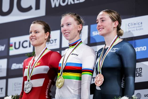 2025 Tissot UCI Track World Championships Picture by Alex Whitehead SWpix.com - 22 10 2025 - Cycling - 2025 Tissot UCI Track World Championships - Velodromo PenalolÃ n, Santiago, Chile - Women™s scratch Podium - Lorena Wiebes (Netherlands) receiving the Gold Medal to become World Champion, Amalie Dideriksen (Denmark) receiving the Silver Medal and Prudence Fowler (New Zealand) receiving the Bronze Medal Copyright: x xSWpix.comx(t axPhotographyxHubxLtd)xAlexxWhitehead SWpix.comx SWP-3030-10548