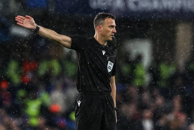 UEFA Champions League Matchday 3 of 8 Chelsea v Ajax Referee Felix Zwayer gives his team instructions during the UEFA Champions League Matchday 3 of 8 Chelsea vs Ajax at Stamford Bridge, London, United Kingdom, 22nd October 2025 (Photo by Alfie Cosgrove News Images) London Stamford Bridge Greater London United Kingdom Copyright: xAlfiexCosgrove NewsxImagesx