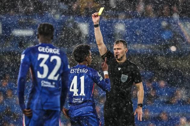 UEFA Champions League Matchday 3 of 8 Chelsea v Ajax Referee Felix Zwayer gives a yellow card to Estevao of Chelsea during the UEFA Champions League Matchday 3 of 8 Chelsea vs Ajax at Stamford Bridge, London, United Kingdom, 22nd October 2025 (Photo by Alfie Cosgrove News Images) London Stamford Bridge Greater London United Kingdom Copyright: xAlfiexCosgrove NewsxImagesx
