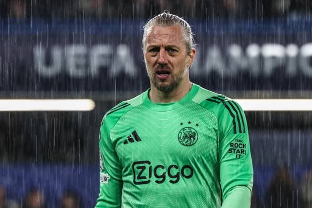UEFA Champions League Matchday 3 of 8 Chelsea v Ajax Ajax goalkeeper Remko Pasveerduring the UEFA Champions League Matchday 3 of 8 Chelsea vs Ajax at Stamford Bridge, London, United Kingdom, 22nd October 2025 (Photo by Alfie Cosgrove News Images) London Stamford Bridge Greater London United Kingdom Copyright: xAlfiexCosgrove NewsxImagesx