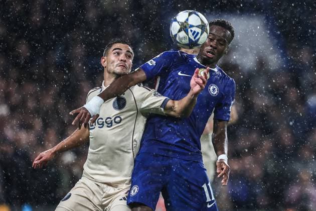 UEFA Champions League Matchday 3 of 8 Chelsea v Ajax Lucas Rosa of Ajax and Jamie Gittens of Chelsea battle for the ball during the UEFA Champions League Matchday 3 of 8 Chelsea vs Ajax at Stamford Bridge, London, United Kingdom, 22nd October 2025 (Photo by Alfie Cosgrove News Images) London Stamford Bridge Greater London United Kingdom Copyright: xAlfiexCosgrove NewsxImagesx