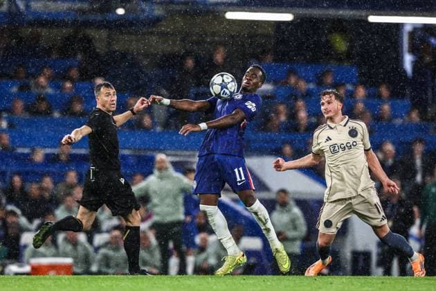 UEFA Champions League Matchday 3 of 8 Chelsea v Ajax Jamie Gittens of Chelsea controls the ball during the UEFA Champions League Matchday 3 of 8 Chelsea vs Ajax at Stamford Bridge, London, United Kingdom, 22nd October 2025 (Photo by Alfie Cosgrove News Images) London Stamford Bridge Greater London United Kingdom Copyright: xAlfiexCosgrove NewsxImagesx