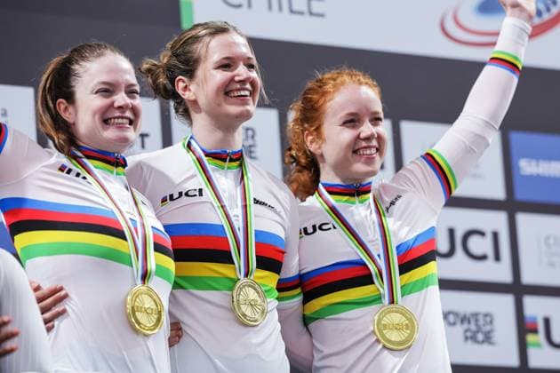 2025 Tissot UCI Track World Championships Picture by Alex Whitehead SWpix.com - 22 10 2025 - Cycling - 2025 Tissot UCI Track World Championships - Velodromo PenalolÃ n, Santiago, Chile - Women™s Team Sprint Podium - Kimberly Kalee (Netherlands), Hetty van de Wouw (Netherlands), Steffie van der Peet (Netherlands) receiving the Gold Medals to become World Champions Copyright: x xSWpix.comx(t axPhotographyxHubxLtd)xAlexxWhitehead SWpix.comx SWP-3030-10573