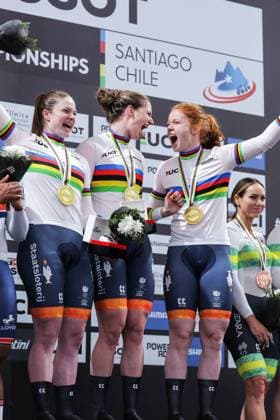 2025 Tissot UCI Track World Championships Picture by Alex Whitehead SWpix.com - 22 10 2025 - Cycling - 2025 Tissot UCI Track World Championships - Velodromo PenalolÃ n, Santiago, Chile - Women™s Team Sprint Podium - Kimberly Kalee (Netherlands), Hetty van de Wouw (Netherlands), Steffie van der Peet (Netherlands) receiving the Gold Medals to become World Champions Copyright: x xSWpix.comx(t axPhotographyxHubxLtd)xAlexxWhitehead SWpix.comx SWP-3030-10575