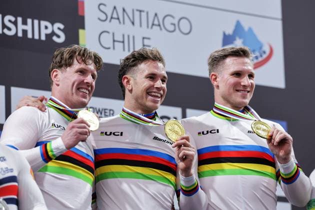 2025 Tissot UCI Track World Championships Picture by Alex Whitehead SWpix.com - 22 10 2025 - Cycling - 2025 Tissot UCI Track World Championships - Velodromo PenalolÃ n, Santiago, Chile - Men™s Team Sprint Podium - Roy van den Berg (Netherlands), Harrie Lavreysen (Netherlands), Jeffrey Hoogland (Netherlands) receiving the Gold Medal to become World Champions Copyright: x xSWpix.comx(t axPhotographyxHubxLtd)xAlexxWhitehead SWpix.comx SWP-3030-10585