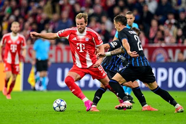 v li Harry KANE FC Bayern München, FCB, 9 Lynnt AUDOOR Club Brugge, 62 Aleksandar STANKOVIC Club Brugge, 25 in duel, duel, tackle, dynamics, action, action, 22 10 2025, Munich Germany , Football, UEFA Champions League, League Phase, FC Bayern München Club Brugge, THE EVENT REGULATES PROHIBIT ANY USE OF PHOTOGRAPHS AS IMAGE SEQUENCES AND OR QUASI VIDEOS xslx