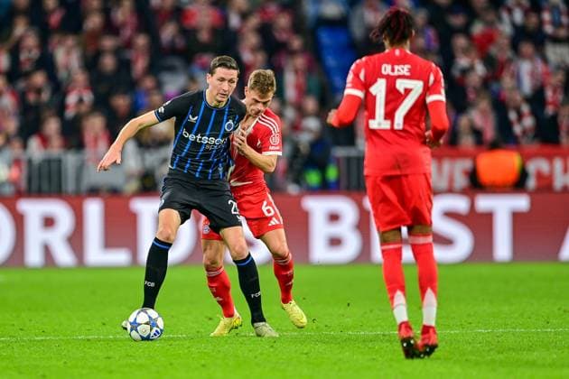 v li Hans VANAKEN Club Brugge, 20 Joshua KIMMIG FC Bayern Munich, FCB, 6 in duel, duel, tackle, dynamics, action, action, Michael OLISE FC Bayern Munich, FCB, 17 , 22 10 2025, Munich Germany , Football, UEFA Champions League, League Phase, FC Bayern Munich Club Brugge, THE EVENT REGULATES PROHIBIT ANY USE OF PHOTOGRAPHS AS IMAGE SEQUENCES AND OR QUASI VIDEOS xslx