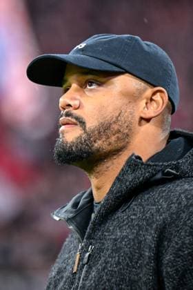 Coach Vincent KOMPANY Coach, Headcoach, FC Bayern Munich, FCB looks up, portrait, portrait, single image, action, action, 22 10 2025, Munich Germany , Football, UEFA Champions League, League Phase, FC Bayern Munich Club Bruges, THE EVENT REGULATIONS PROHIBIT ANY USE OF PHOTOGRAPHS AS IMAGE SEQUENCES AND OR QUASI VIDEOS xslx
