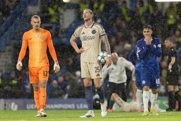 Wout Weghorst of Ajax hols the ball prior to taking a penalty kick during the Champions League match between Chelsea and Ajax at Stamford Bridge on October 22, 2025 in London, England. (Photo by Pedro Soares SPP) Copyright: xPedroxSoaresx xSPPx Sportspressphoto_SPR46468