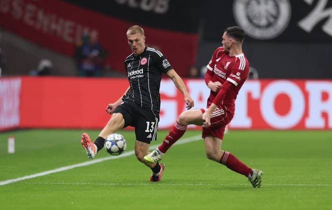 22 10 2025, Football UEFA Champions League, Eintracht Frankfurt Liverpool FC, emonline, emspor, v l , Rasmus Kristensen Eintracht Frankfurt , Andrew Robertson Liverpool FC DFL DFB REGULATIONS PROHIBIT ANY USE OF PHOTOGRAPHS AS IMAGE SEQUENCES AND OR QUASI VIDEO xdcx Copyright: HMBxMedia Claus