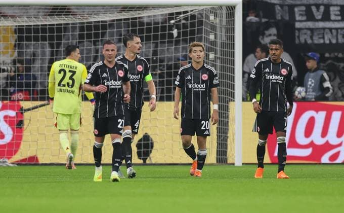 22 10 2025, Football UEFA Champions League, Eintracht Frankfurt Liverpool FC, emonline, emspor, v l , Mario Götze Eintracht Frankfurt , Robin Koch Eintracht Frankfurt , Ritsu Doan Eintracht Frankfurt , Ansgar Knauff Eintracht Frankfurt disappointed, disappointed looking, dissapointed, sad, frustrated, frustrated, frustrated DFL DFB REGULATIONS PROHIBIT ANY USE OF PHOTOGRAPHS AS IMAGE SEQUENCES AND OR QUASI VIDEO xdcx Copyright: HMBxMedia Claus