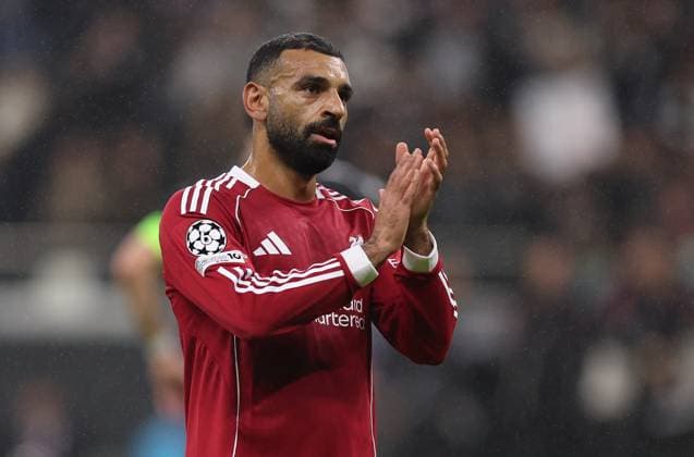 22 10 2025, Football UEFA Champions League, Eintracht Frankfurt Liverpool FC, emonline, emspor, v l , Mohamed Salah Liverpool FC thanks the fans, thanks, thanks, team after the match, after the match, thanks the fans, applauds the fans DFL DFB REGULATIONS PROHIBIT ANY USE OF PHOTOGRAPHS AS IMAGE SEQUENCES AND OR QUASI VIDEO xdcx Copyright: HMBxMedia Claus