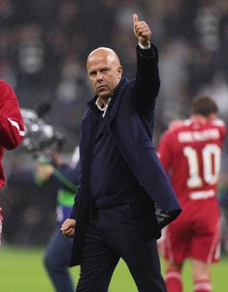 22 10 2025, Football UEFA Champions League, Eintracht Frankfurt Liverpool FC, emonline, emspor, v l , coach Arne Slot Liverpool FC thanks the fans, thanks, thanks, team after the match, after the match, thanks the fans, applauds the fans DFL DFB REGULATIONS PROHIBIT ANY USE OF PHOTOGRAPHS AS IMAGE SEQUENCES AND OR QUASI VIDEO xdcx Copyright: HMBxMedia Claus