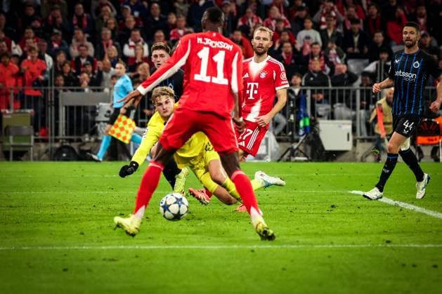 Nicolas Jackson 11 FC Bayern Muenchen with the 4 0, Nordin Jackers 29 Club Brugge without a chance to defend, Konrad Laimer 27 FC Bayern Muenchen and Brandon Mechele 44 Club Brugge look on, FC Bayern Muenchen vs Club Brugge, Football, Men, UEFA Champions League, Season 2025 2026, Allianz Arena, Matchday 3, 22 10 2025 Muenchen Bayern Germany Copyright: xkolbert-press MartinxAgüerax