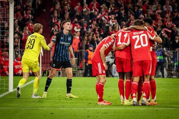 Jorne Spileers 58 Club Brugge , center, helps up the beaten Nordin Jackers 29 Club Brugge while the team FC Bayern Muenchen cheers about the 4 0 of Nicolas Jackson 11 FC Bayern Muenchen, FC Bayern Muenchen vs Club Brugge, Football, Men, UEFA Champions League, Season 2025 2026, Allianz Arena, Matchday 3, 22 10 2025 Muenchen Bayern Germany Copyright: xkolbert-press MartinxAgüerax