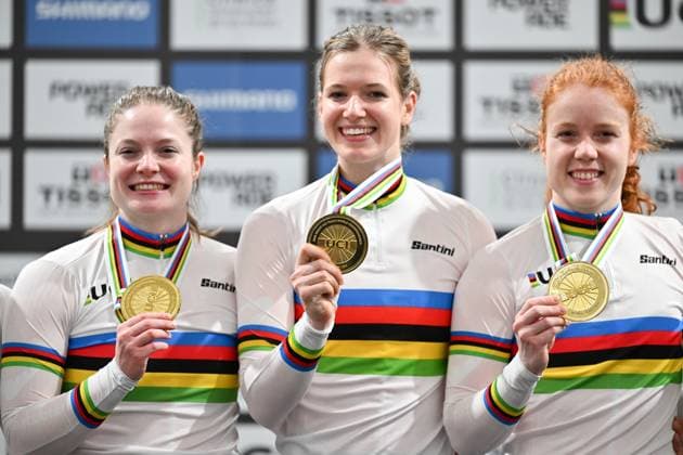 2025 Tissot UCI Track World Championships Picture by Simon Wilkinson SWpix.com - 22 10 2025 - Cycling - 2025 Tissot UCI Track World Championships - Velodromo PenalolÃ n, Santiago, Chile - Women™s Team Sprint Podium - Kimberly Kalee (Netherlands), Hetty van de Wouw (Netherlands), Steffie van der Peet (Netherlands) receiving the Gold Medals to become World Champions Copyright: x xSWpix.comx(t axPhotographyxHubxLtd)xSimonxWilkinson SWpix.comx SWP-3030-10590