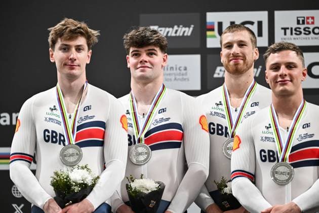 2025 Tissot UCI Track World Championships Picture by Simon Wilkinson SWpix.com - 22 10 2025 - Cycling - 2025 Tissot UCI Track World Championships - Velodromo PenalolÃ n, Santiago, Chile - Men™s Team Sprint Podium - Joseph Truman (Great Britain), Matthew Richardson (Great Britain), Harry Ledingham-Horn (Great Britain), Hamish Turnbull (Great Britain) receiving the Silver Medals Copyright: x xSWpix.comx(t axPhotographyxHubxLtd)xSimonxWilkinson SWpix.comx SWP-3030-10594