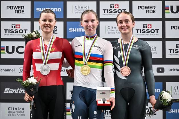 2025 Tissot UCI Track World Championships Picture by Simon Wilkinson SWpix.com - 22 10 2025 - Cycling - 2025 Tissot UCI Track World Championships - Velodromo PenalolÃ n, Santiago, Chile - Women™s Scratch Race Podium - Lorena Wiebes (Netherlands) receiving the Gold Medal to become World Champion, Amalie Dideriksen (Denmark) receiving the Silver Medal and Prudence Fowler (New Zealand) receiving the Bronze Medal Copyright: x xSWpix.comx(t axPhotographyxHubxLtd)xSimonxWilkinson SWpix.comx SWP-3030-10605
