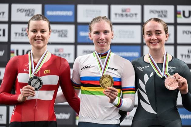 2025 Tissot UCI Track World Championships Picture by Simon Wilkinson SWpix.com - 22 10 2025 - Cycling - 2025 Tissot UCI Track World Championships - Velodromo PenalolÃ n, Santiago, Chile - Women™s Scratch Race Podium - Lorena Wiebes (Netherlands) receiving the Gold Medal to become World Champion, Amalie Dideriksen (Denmark) receiving the Silver Medal and Prudence Fowler (New Zealand) receiving the Bronze Medal Copyright: x xSWpix.comx(t axPhotographyxHubxLtd)xSimonxWilkinson SWpix.comx SWP-3030-10606