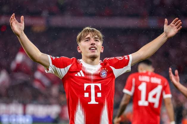 22 10 2025, Football, UEFA Champions League, FC Bayern München Club Brugge, Allianz Arena, Season 2025 2026 Goal celebration after the 1 0 goal by scorer Lennart Karl FC Bayern Muenchen 42 Regulations prohibit any use of photographs as image sequences and or quasi video Bayern Germany