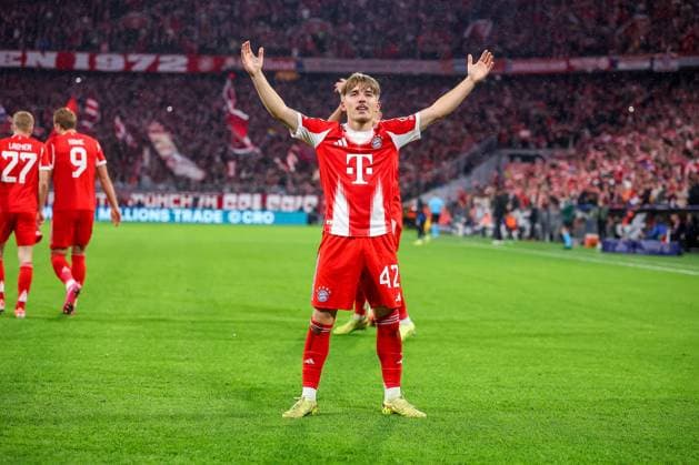 22 10 2025, Football, UEFA Champions League, FC Bayern München Club Brugge, Allianz Arena, Season 2025 2026 Goal celebration after the 1 0 goal by scorer Lennart Karl FC Bayern Muenchen 42 Regulations prohibit any use of photographs as image sequences and or quasi video Bayern Germany