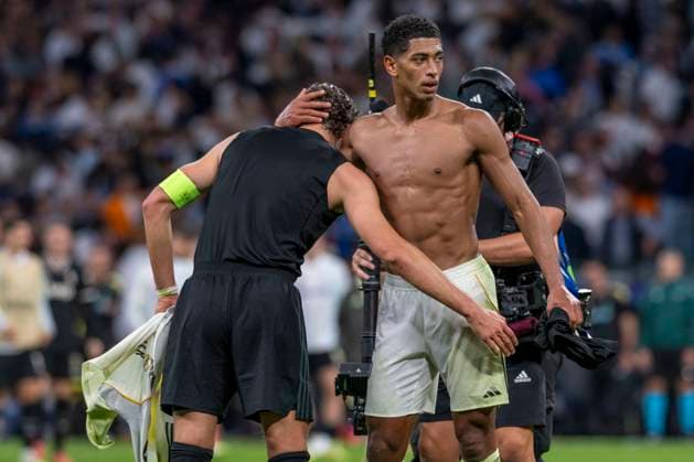 October 23, 2025, Madrid, Madrid, Spain: JUDE BELLINGHAM of Real Madrid CF swapped shirts with MANUEL LOCATELLI of Juventus de Turin during the match on the third day of the group stage of the 2025 26 UEFA Champions League between REAL MADRID C.F. vs JUVENTUS DE TURIN, played at the Santiago Bernabeu Stadium on October 22, 2025, in Madrid, Spain. Madrid Spain - ZUMAc312 20251023_zsp_c312_175 Copyright: xOscarxManuelxSanchezx