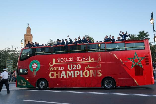 Fußball, U20-Weltmeister Marokko wird in Rabat gefeiert (251023) -- RABAT, Oct. 23, 2025 -- Players of Morocco U20 football team celebrate during a parade celebrating them winning the U20 World Cup in Rabat, Morocco, Oct. 22, 2025. ) (SP)MOROCCO-RABAT-FIFA U20 WORLD CUP-CELEBRATION PARADE HuoxJing 