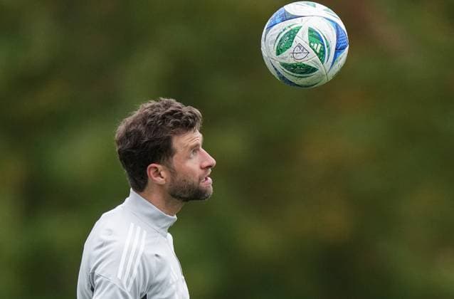 October 22, 2025, Vancouver, Bc, CANADA: Vancouver Whitecaps Thomas Muller kicks a ball up to his head during MLS, Fussball Herren, USA soccer practice, in Vancouver, on Wednesday, Oct. 22, 2025. The Whitecaps will start their post-season run Sunday when they begin a best-of-three first-round series against FC Dallas in Vancouver. Canada News - October 22, 2025  - ZUMAc35_ 20251022_zaf_c35_148 Copyright: xDarrylxDyckx