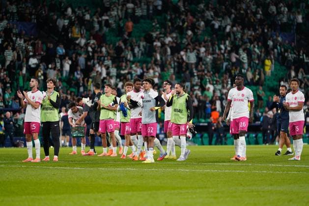 October 22, 2025, Lisbon, Portugal: Sporting CP players thank their fans during UEFA Champions League 2025 26 League phase Matchday 3 between Sporting CP and Olympique de Marseille at Estadio Jose Alvalade. Final score Sporting CP 2 : 1 Olympique Marseille Lisbon Portugal - ZUMAs197 20251022_aaa_s197_507 Copyright: xBrunoxdexCarvalhox
