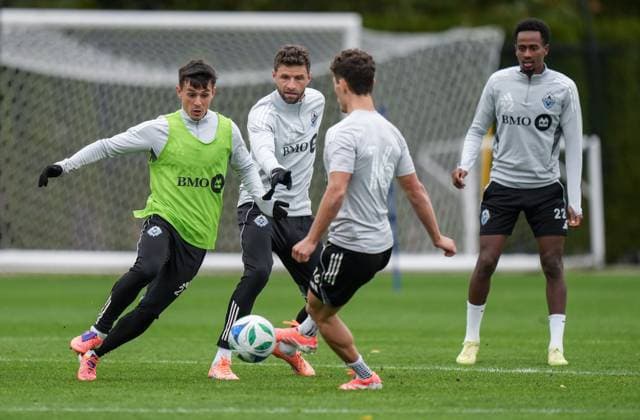 October 22, 2025, Vancouver, Bc, CANADA: Vancouver Whitecaps Andres Cubas, from left to right, Thomas Muller and Sebastian Berhalter participate in a drill as Ali Ahmed, back right, watches during MLS, Fussball Herren, USA soccer practice, in Vancouver, on Wednesday, Oct. 22, 2025. The Whitecaps will start their post-season run Sunday when they begin a best-of-three first-round series against FC Dallas in Vancouver. Canada News - October 22, 2025  - ZUMA Oct 20251022_zaf_c35_076 Copyright: xDarrylxDyckx