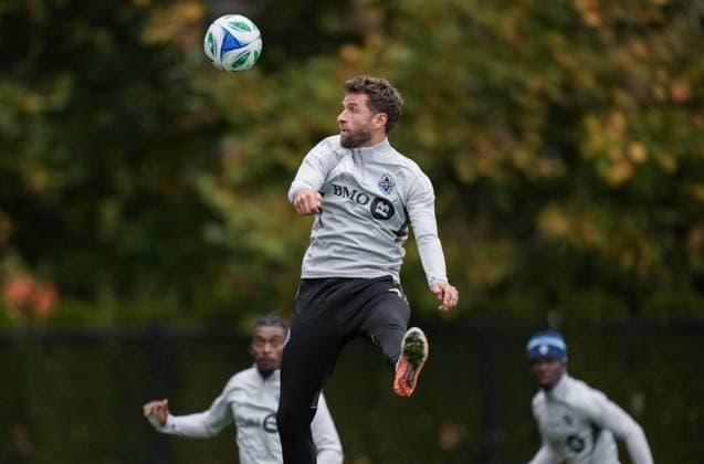 October 22, 2025, Vancouver, Bc, CANADA: Vancouver Whitecaps Thomas Muller jumps for a ball as it goes over his head during MLS, Fussball Herren, USA soccer practice, in Vancouver, on Wednesday, Oct. 22, 2025. The Whitecaps will start their post-season run Sunday when they begin a best-of-three first-round series against FC Dallas in Vancouver. Canada News - October 22, 2025  - ZUMA Oct 20251022_zaf_c35_079 Copyright: xDarrylxDyckx