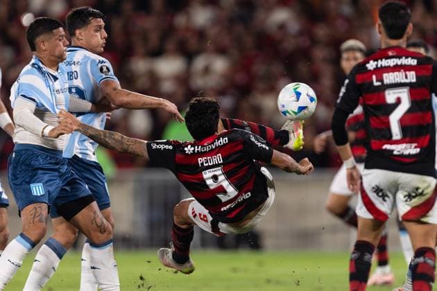 October 22, 2025, Rio De Janeiro, Rio De Janeiro, Brazil: RIO DE JANEIRO, BRAZIL - OCTOBER 22: PEDRO of Flamengo kicks the ball during the match between Flamengo and Racing as part of Copa CONMEBOL Libertadores 2025 at Maracana Stadium on October 22, 2025 in Rio de Janeiro, Brazil. Rio De Janeiro Brazil - ZUMAc227 20251022_zsp_c227_007 Copyright: xRuanoxCarneirox