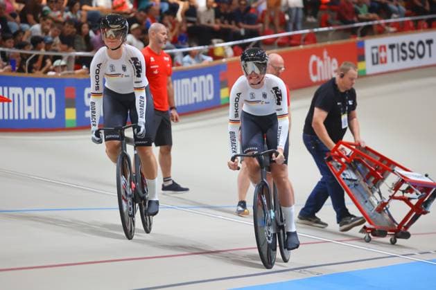 Ciclismo, Mundial de Ciclismo de Pista Tissot UCI 2025 Fecha 1, Mundial de Ciclismo de Pista 2025 Ciclistas de Alemania son fotografiados durante el Mundial de Ciclismo de Pista disputado en el Velodromo Parque Penalolen de Santiago, Chile. 22 10 2025 Dragomir Yankovic Photosport Cycling, Tissot UCI Track cycling, Rad, Radsport, Bahnrad, Bahn World Championship, WM, Weltmeisterschaft 2025 First turn, 2025 Track world championship Cicling Germany pictured during Track Cycling World Championship 2025 at the Velodromo Parque Penalolen in Santiago, Chile. 22 10 2025 Dragomir Yankovic Photosport Mundial de Ciclismo de Pista Tissot UCI 2025 