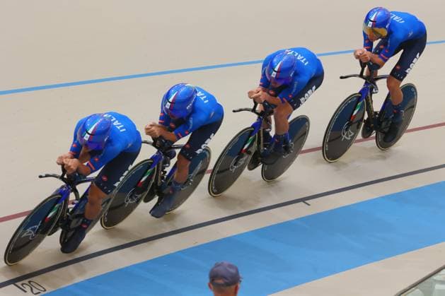 Ciclismo, Mundial de Ciclismo de Pista Tissot UCI 2025 Fecha 1, Mundial de Ciclismo de Pista 2025 Los ciclistas del equipo de Italia son fotografiados durante el Mundial de Ciclismo de Pista disputado en el Velodromo Parque Penalolen de Santiago, Chile. 22 10 2025 Dragomir Yankovic Photosport Cycling, Tissot UCI Track cycling, Rad, Radsport, Bahnrad, Bahn World Championship, WM, Weltmeisterschaft 2025 First turn, 2025 Track world championship Italian team pictured during Track Cycling World Championship 2025 at the Velodromo Parque Penalolen in Santiago, Chile. 22 10 2025 Dragomir Yankovic Photosport Mundial de Ciclismo de Pista Tissot UCI 2025 