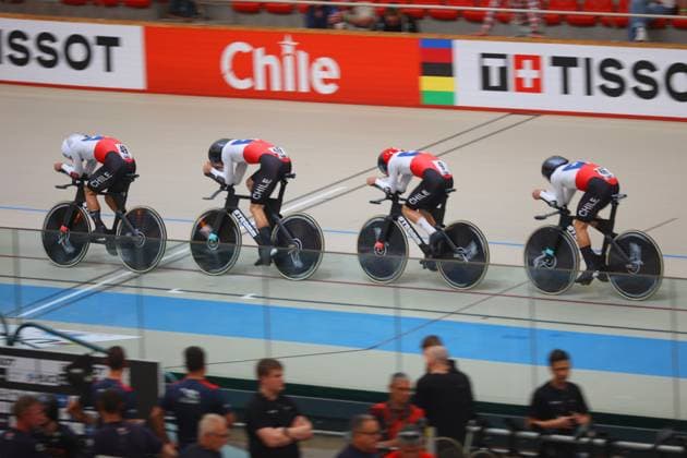 Ciclismo, Mundial de Ciclismo de Pista Tissot UCI 2025 Fecha 1, Mundial de Ciclismo de Pista 2025 El equipo de Chile es fotografiado durante el Mundial de Ciclismo de Pista disputado en el Velodromo Parque Penalolen de Santiago, Chile. 22 10 2025 Dragomir Yankovic Photosport Cycling, Tissot UCI Track cycling, Rad, Radsport, Bahnrad, Bahn World Championship, WM, Weltmeisterschaft 2025 First turn, 2025 Track world championship ChileÕs team is pictured during Track Cycling World Championship 2025 at the Velodromo Parque Penalolen in Santiago, Chile. 22 10 2025 Dragomir Yankovic Photosport Mundial de Ciclismo de Pista Tissot UCI 2025 