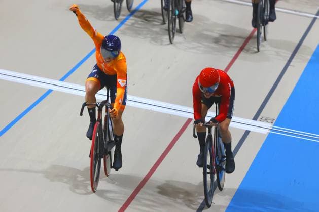 Ciclismo, Mundial de Ciclismo de Pista Tissot UCI 2025 Fecha 1, Mundial de Ciclismo de Pista 2025 Una ciclista del equipo de Holanda es fotografiado durante el Mundial de Ciclismo de Pista disputado en el Velodromo Parque Penalolen de Santiago, Chile. 22 10 2025 Dragomir Yankovic Photosport Cycling, Tissot UCI Track cycling, Rad, Radsport, Bahnrad, Bahn World Championship, WM, Weltmeisterschaft 2025 First turn, 2025 Track world championship Netherlands women team is pictured during Track Cycling World Championship 2025 at the Velodromo Parque Penalolen in Santiago, Chile. 22 10 2025 Dragomir Yankovic Photosport Mundial de Ciclismo de Pista Tissot UCI 2025 