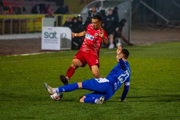 22 10 2025, xhettx, Football, Bitburger Verbandspokal, Wormatia Worms FK Pirmasens v l Malik Yerima Wormatia Worms, 19 and Miguel Torbjörn Deho FK Pirmasens, 23 with the straddle DFL DFB REGULATIONS PROHIBIT ANY USE OF PHOTOGRAPHS as IMAGE SEQUENCES and or QUASI VIDEO Worms