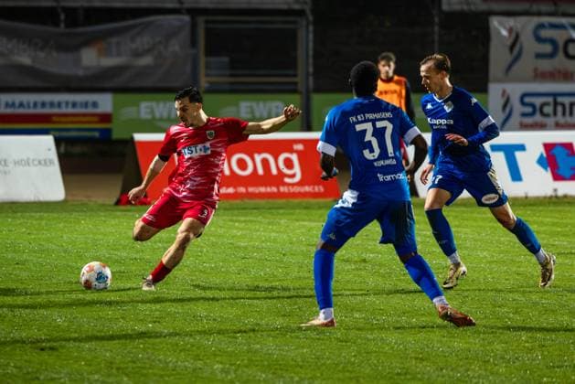 22 10 2025, xhettx, Fußball, Bitburger Verbandspokal, Wormatia Worms FK Pirmasens v l Marc Michael Nauth Wormatia Worms, 9 schlägt den Ball raus DFL DFB REGULATIONS PROHIBIT ANY USE OF PHOTOGRAPHS as IMAGE SEQUENCES and or QUASI VIDEO Worms