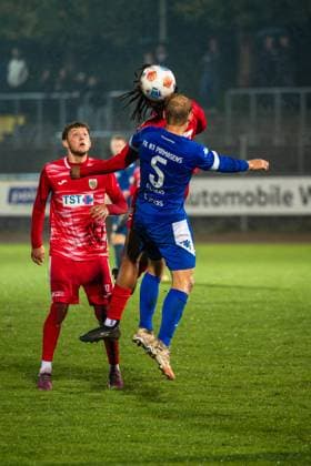 22 10 2025, xhettx, Soccer, Bitburger Verbandspokal, Wormatia Worms FK Pirmasens v l Bobby Edet Wormatia Worms, 39 wins the header duel against Mike Andreas FK Pirmasens, 5 DFL DFB REGULATIONS PROHIBIT ANY USE OF PHOTOGRAPHS as IMAGE SEQUENCES and or QUASI VIDEO Worms