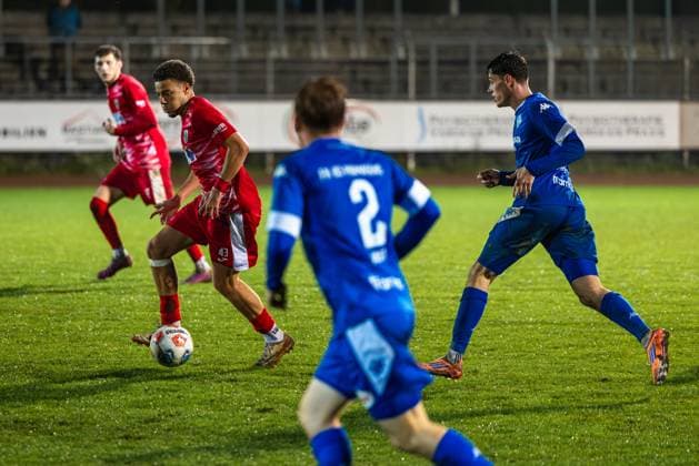 22 10 2025, xhettx, Football, Bitburger Verbandspokal, Wormatia Worms FK Pirmasens v l Nicolas Obas Wormatia Worms, 43 central with the ball DFL DFB REGULATIONS PROHIBIT ANY USE OF PHOTOGRAPHS as IMAGE SEQUENCES and or QUASI VIDEO Worms