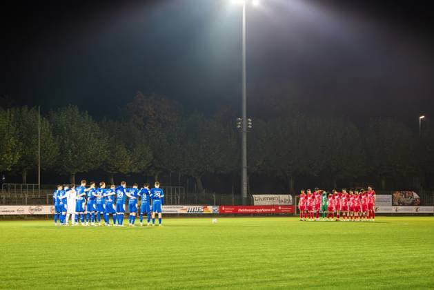 22 10 2025, xhettx, Soccer, Bitburger Verbandspokal, Wormatia Worms FK Pirmasens v l minute of silence before the match DFL DFB REGULATIONS PROHIBIT ANY USE OF PHOTOGRAPHS as IMAGE SEQUENCES and or QUASI VIDEO Worms