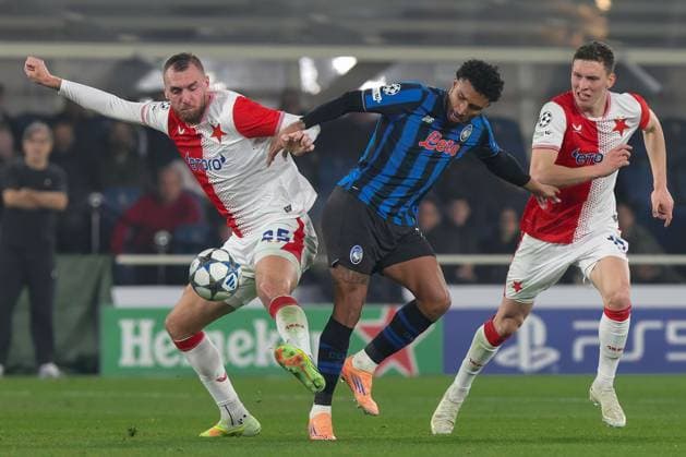 Atalanta BC sv SK Slavia Praha Italy, Bergamo, 2025 10 22: Tomas Chory, Ederson Dos Santos (Atalanta) fights in center field in the second half during soccer game Atalanta BC vs SK Slavia Praha, UCL 2025-2026 MD 3, New Balance Arena Bergamo Lombardy Italy Copyright: xFabrizioxAndreaxBertanix